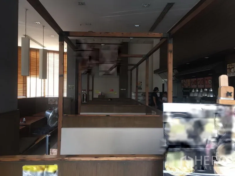 零售空间 出租在Khlong Toei, Bangkok - 分隔卡座与服务吧台的商业空间内部布局。