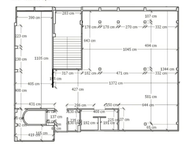 办公空间 出租在Bang Rak, Bangkok - 宽阔内景展示灵活布局、外露梁与支撑柱。