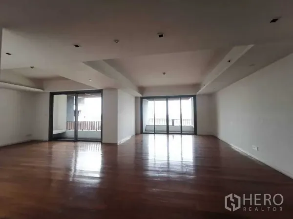 Condominium for rent in Yan Nawa, Bangkok - Large living space with dual balconies bringing in natural light and river breezes.