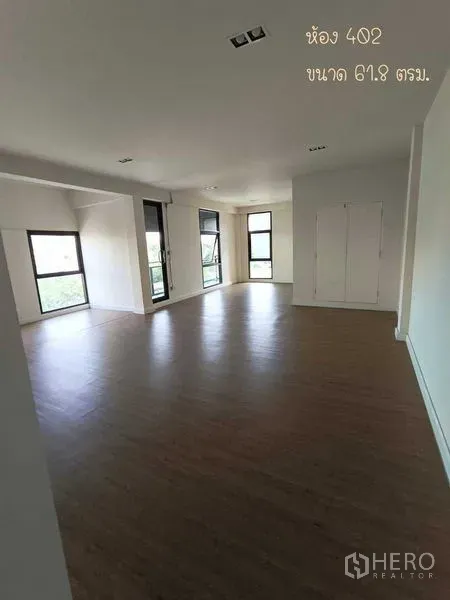 办公空间 出租在Phaya Thai, Bangkok - 开阔工作区，木纹地板，多扇高窗，自然光充足。