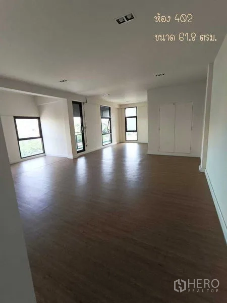 办公空间 出租在Phaya Thai, Bangkok - 开阔工作区，木纹地板，多扇高窗，自然光充足。