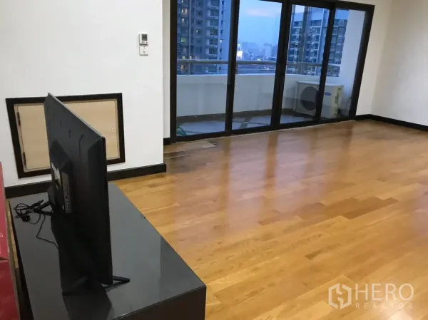 คอนโด ให้เช่าในWatthana, Bangkok - ห้องนั่งเล่นสว่างพื้นไม้จริง ประตูบานเลื่อนกระจกออกสู่ระเบียงวิวเมือง