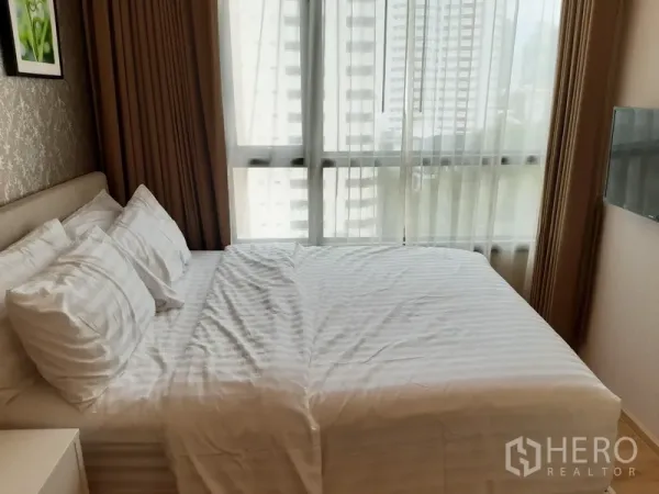 คอนโด ให้เช่าในWatthana, Bangkok - ห้องนอนสว่างพร้อมหน้าต่างบานใหญ่ วิวเมือง และเตียงควีนปูผ้าสี trắng