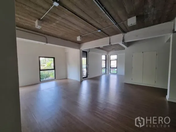 办公空间 出租在Phaya Thai, Bangkok - 开放式办公室，木地板、外露混凝土顶与多扇采光窗