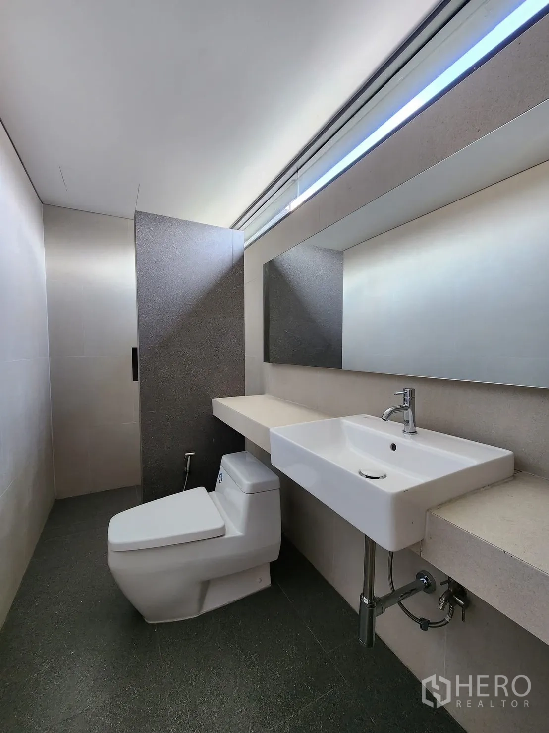 家庭办公室 for rent in Chatuchak, Bangkok - 现代化卫生间，带挂墙式洗手盆、坐便器和高位长窗。