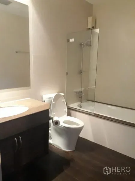 บ้าน ให้เช่าในWatthana, Bangkok - ห้องน้ำพร้อมอ่างอาบน้ำและฉากกั้นกระจก เคาน์เตอร์อ่างล้างหน้าและโถสุขภัณฑ์