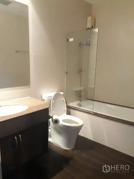 บ้าน ให้เช่าในWatthana, Bangkok - ห้องน้ำพร้อมอ่างอาบน้ำและฉากกั้นกระจก เคาน์เตอร์อ่างล้างหน้าและโถสุขภัณฑ์