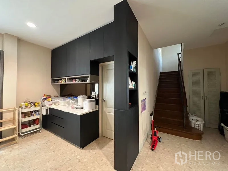 บ้าน ให้เช่าหรือขายในSaphan Sung, Bangkok - แพนทรีและบันได พร้อมตู้บิลท์อินสีเข้มและที่เก็บของ