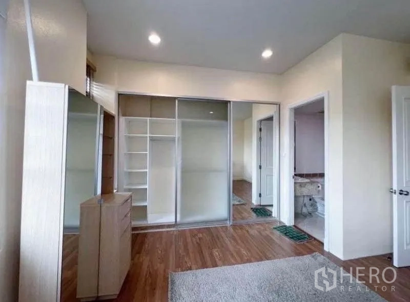 ทาวน์เฮาส์ ให้เช่าในPhra Khanong, Bangkok - พื้นที่แต่งตัวของมาสเตอร์พร้อมตู้บานเลื่อนกระจก และทางเข้าสู่ห้องน้ำในตัว