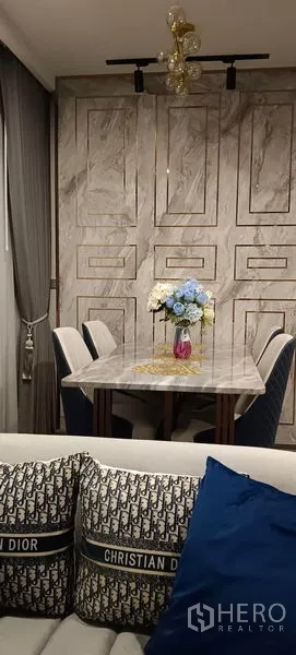公寓 出租 - 餐区设大理石餐桌、四把椅子与金色吊灯