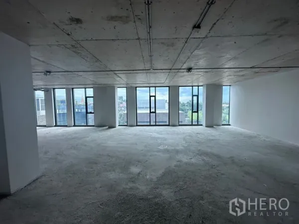 สำนักงาน ให้เช่าในBang Phli, Samut Prakan - ห้องออฟฟิศแบบเปลือกอาคาร กระจกเต็มผนัง รับแสงธรรมชาติ พร้อมปรับแต่งภายใน