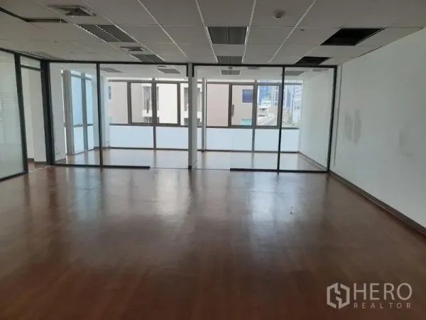 สำนักงาน ให้เช่าในKhlong Toei, Bangkok - สำนักงานแผนผังเปิดพร้อมห้องกั้นกระจก พื้นไม้ และหน้าต่างบานใหญ่รับแสงธรรมชาติ