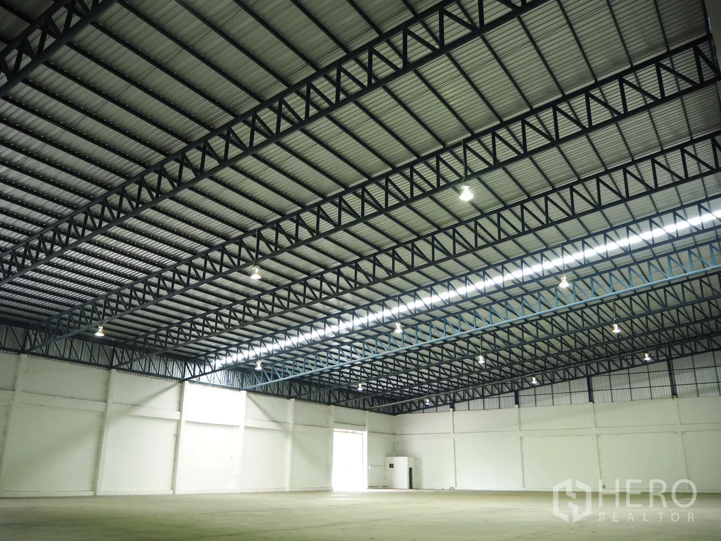 货栈 出租在Phra Nakhon Si Ayutthaya, Phra Nakhon Si Ayutthaya - 开阔仓库地面，明亮照明与钢结构屋顶，配大尺寸装卸门。