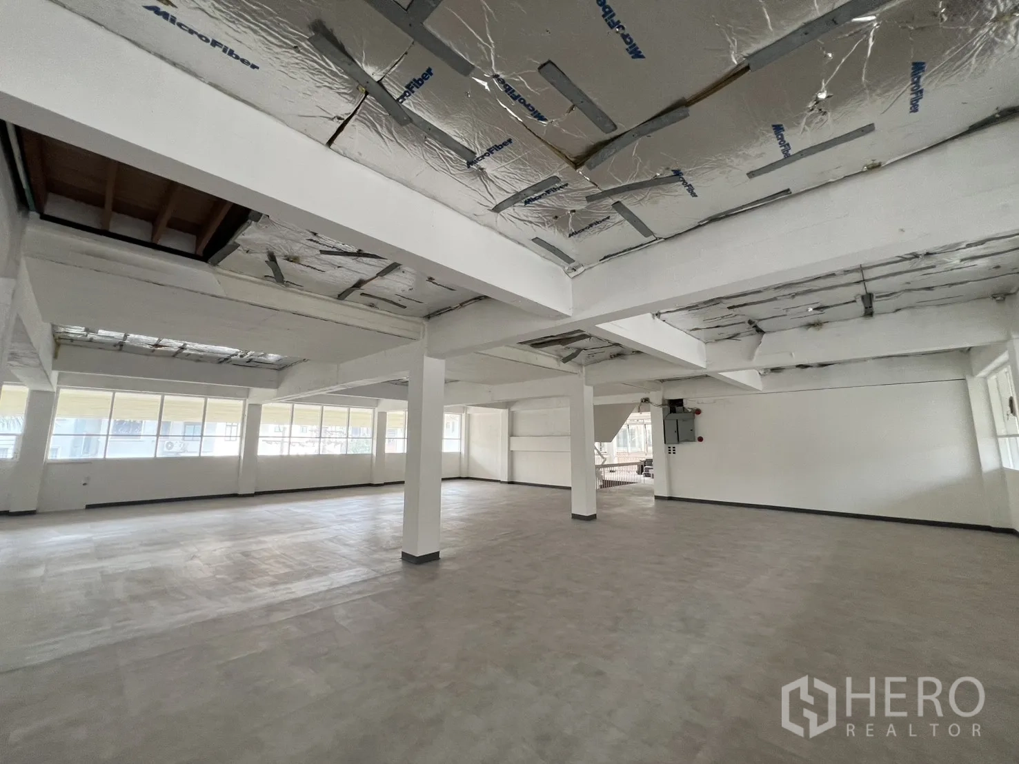 办公空间 出租在Watthana, Bangkok - 开阔工作区，配电箱、长窗及外露保温天花。