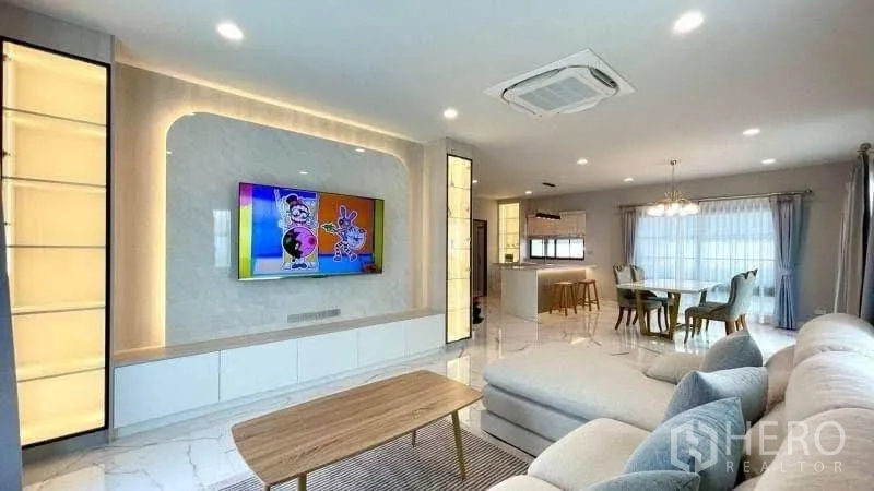 บ้านเดี่ยว for rent or sale in Bang Phli, Samut Prakan - ห้องนั่งเล่นแบบเปิดโล่ง ตู้บิลท์อินทีวี โซฟา เชื่อมครัวและทานอาหาร