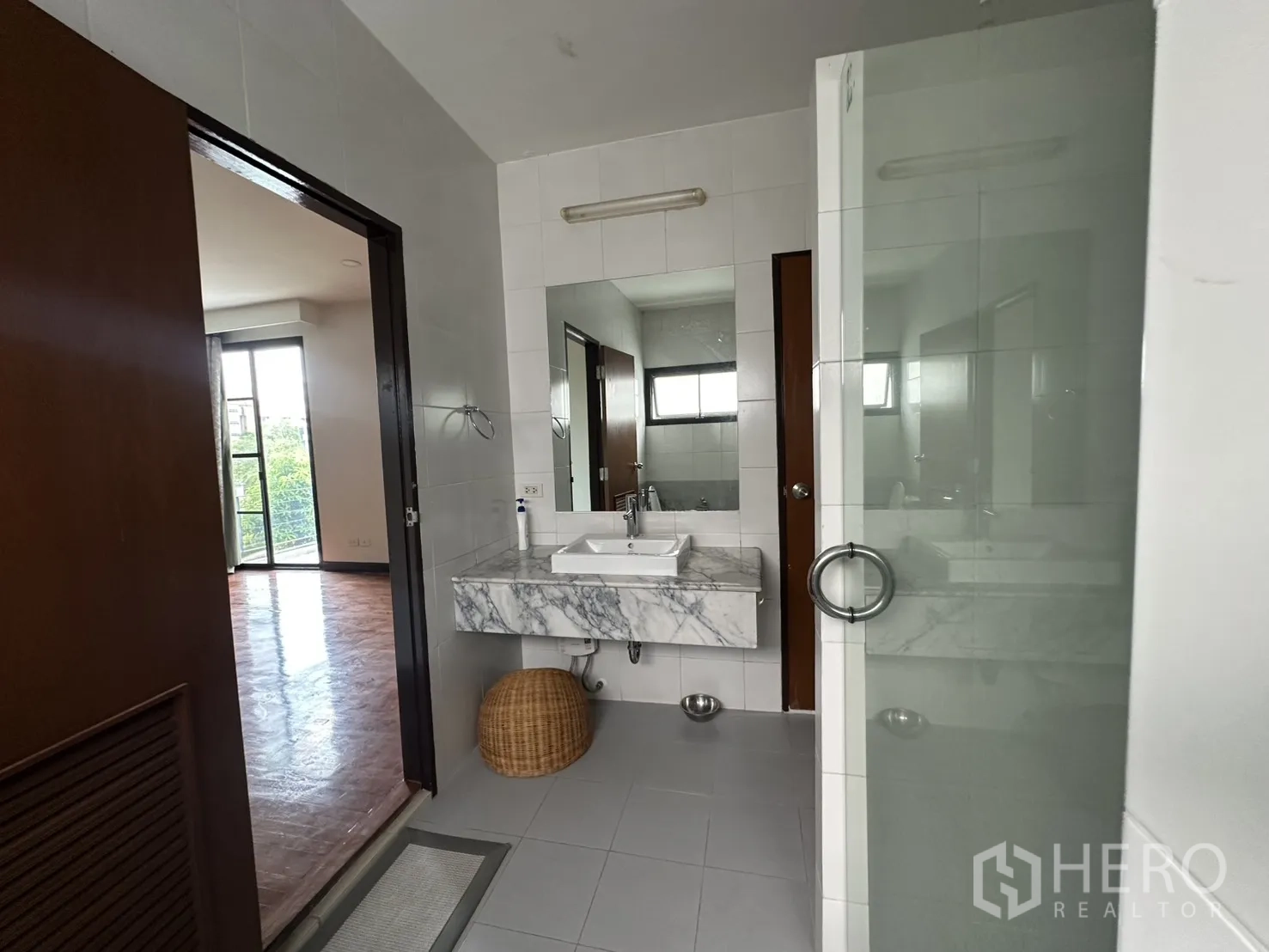 独栋房屋 for rent in Watthana, Bangkok - 浴室设玻璃淋浴间、大理石洗手台与窗户