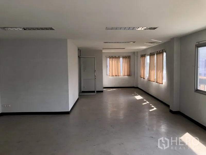 工厂 出租在Pathum Thani - 二层办公室房间，设窗户、窗帘与日光灯。