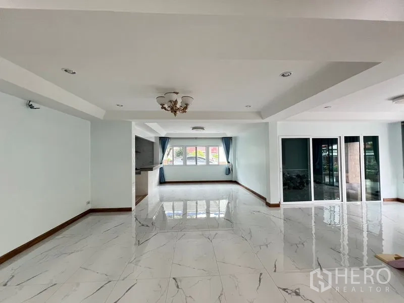 บ้าน ขายในMin Buri, Bangkok - โถงรับแขกและทานอาหารแบบเปิดโล่ง พื้นกระเบื้องลายหินอ่อน