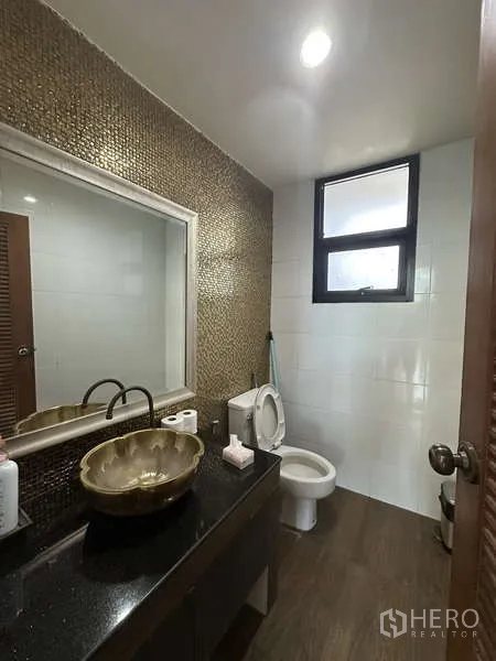 Home Office for sale in Lam Luk Ka, Pathum Thani - Bathroom with mosaic accent wall, vessel sink on granite countertop and toilet