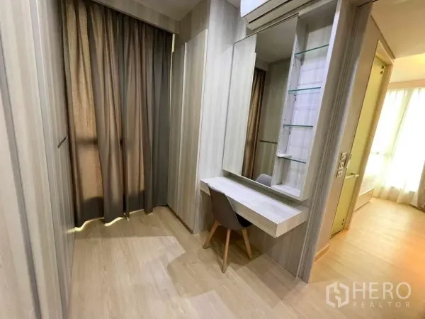 คอนโด ให้เช่าหรือขาย - มุมแต่งตัวพร้อมกระจกบานใหญ่ โต๊ะเครื่องแป้งลอย และตู้เก็บของ