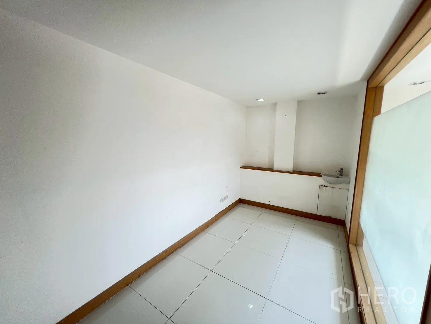 พื้นที่ขายของ for rent in Watthana, Bangkok - ห้องขนาดกะทัดรัด พื้นกระเบื้องขาว กระจกภายในบานใหญ่และอ่างล้างมือเล็ก