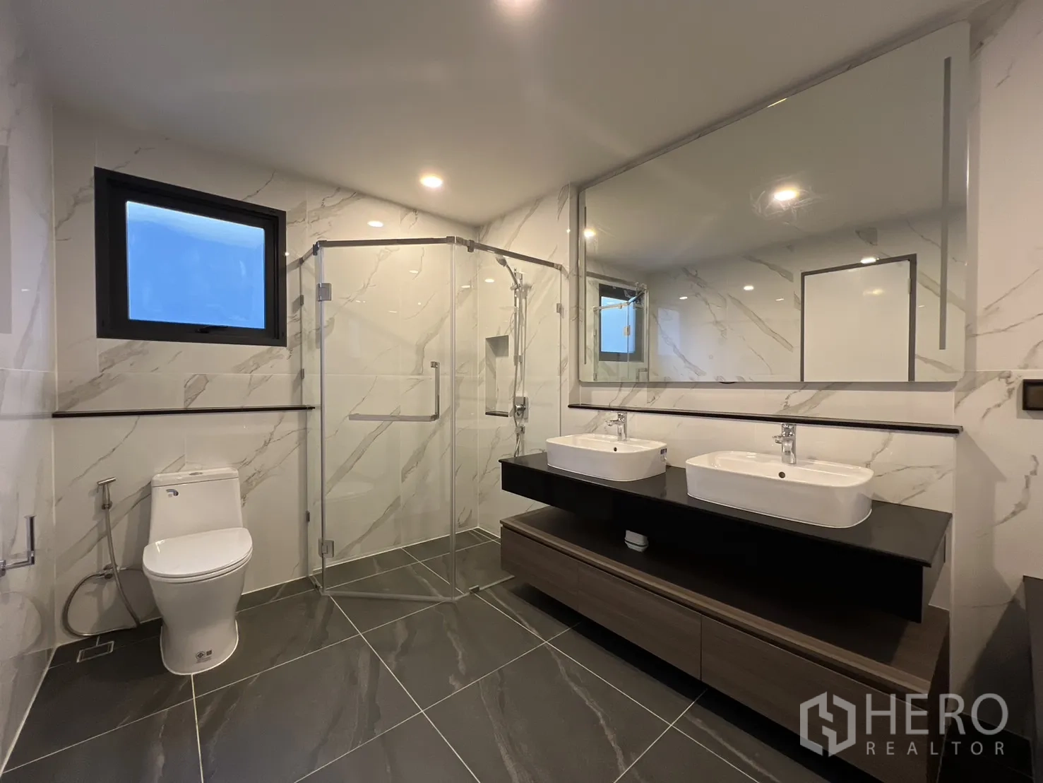 บ้าน ให้เช่าในBang Phli, Samut Prakan - ห้องน้ำในตัวพร้อมตู้ชาวเวอร์กระจก อ่างล้างหน้าคู่ และกระจกบานใหญ่