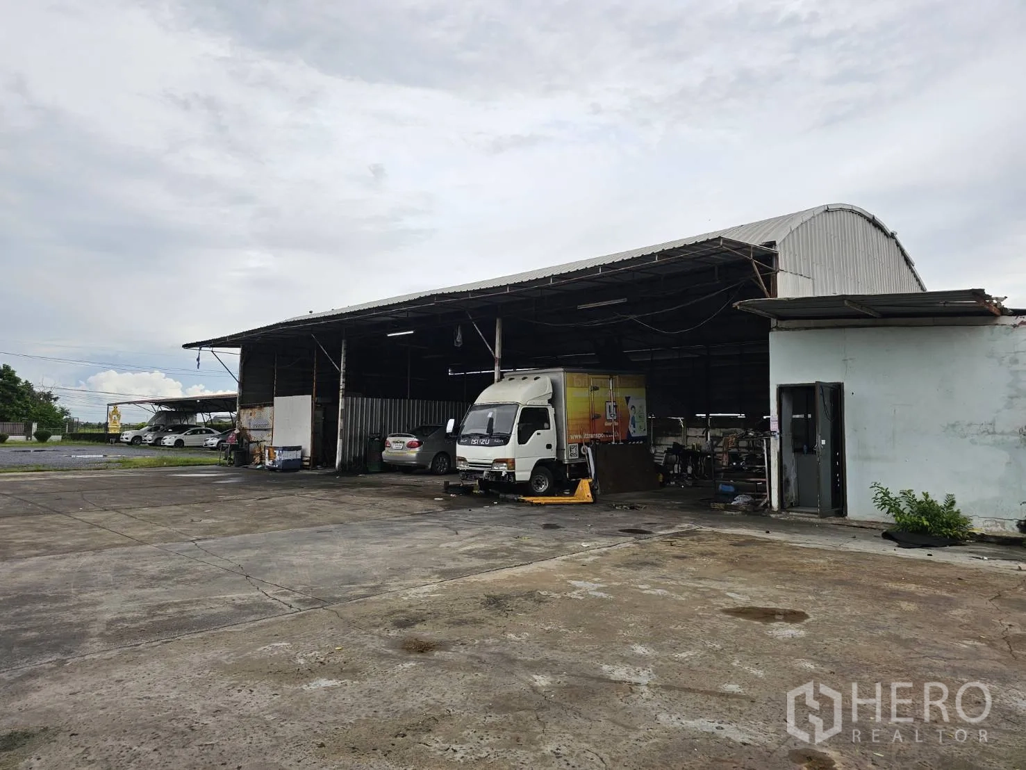 คลังสินค้า ให้เช่าในLam Luk Ka, Pathum Thani - โรงเรือนบริการหลังคาเหล็กพร้อมรถบรรทุกและอุปกรณ์ข้างลานกว้าง