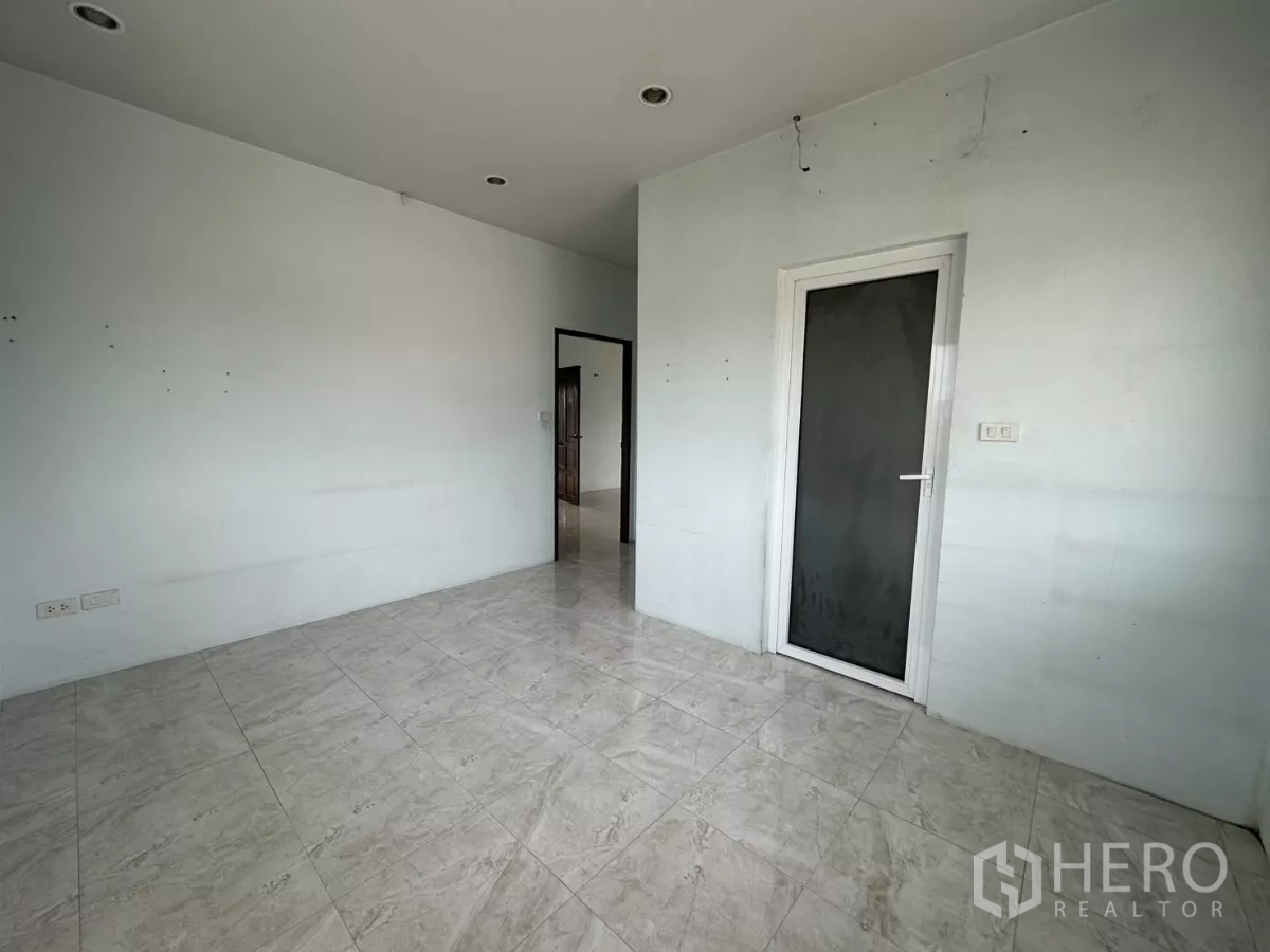 สำนักงานที่บ้าน ให้เช่า - ห้องน้ำปูกระเบื้องพร้อมฝักบัว เครื่องทำน้ำอุ่น อ่างล้างหน้า และโถสุขภัณฑ์.