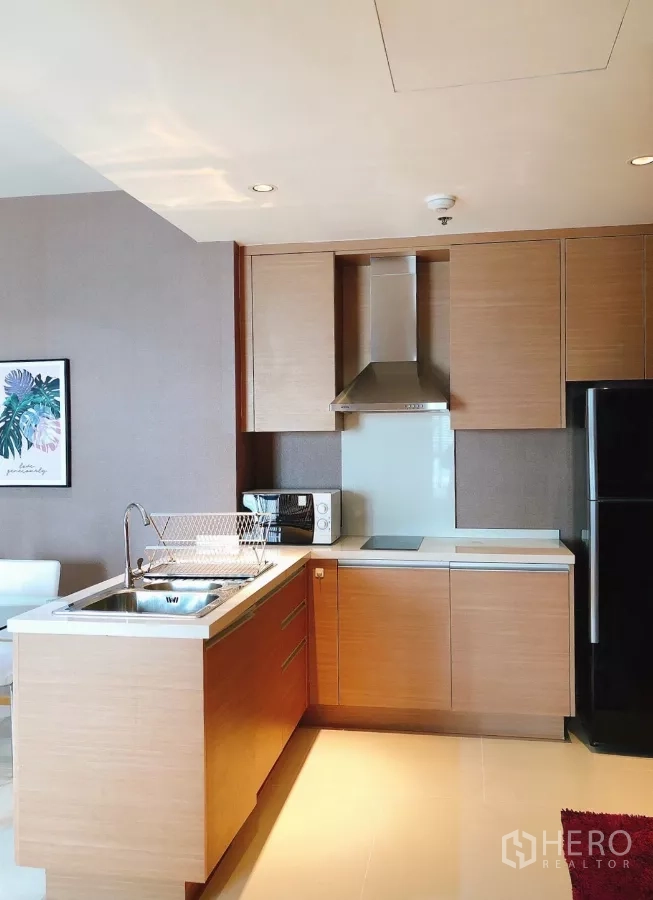 คอนโด ให้เช่าในKhlong Toei, Bangkok - ครัวรูปตัวแอลพร้อมอ่างล้างมือ เตา เครื่องดูดควัน และไมโครเวฟ