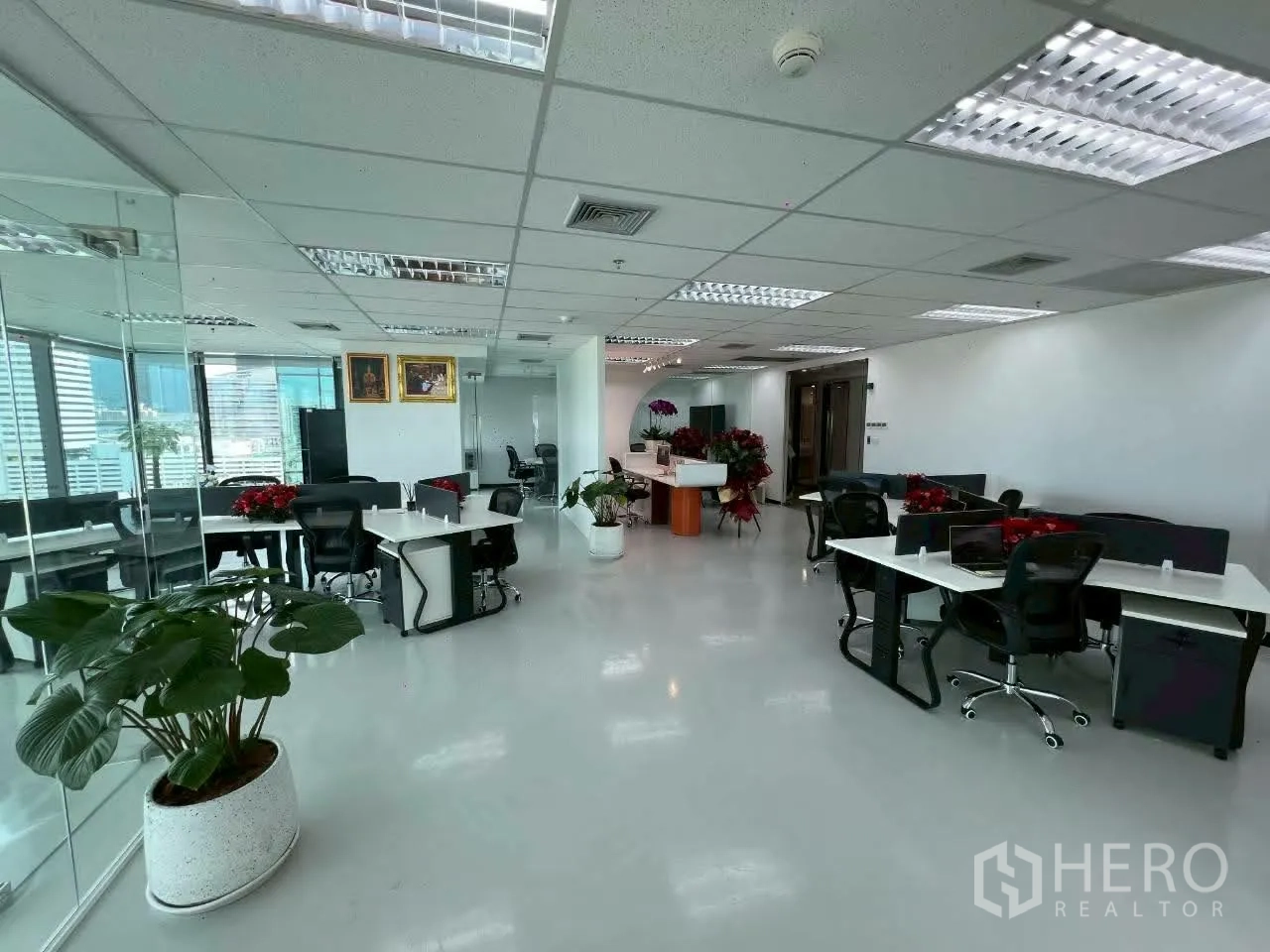 Office Space for rent in Din Daeng, Bangkok - Spacious office floor with multiple desks, a reception counter, and indoor greenery.