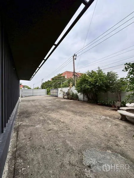 คลังสินค้า ให้เช่าในPrawet, Bangkok - ลานคอนกรีตกว้างข้างโกดังพร้อมประตูรั้ว เหมาะสำหรับรถบรรทุก