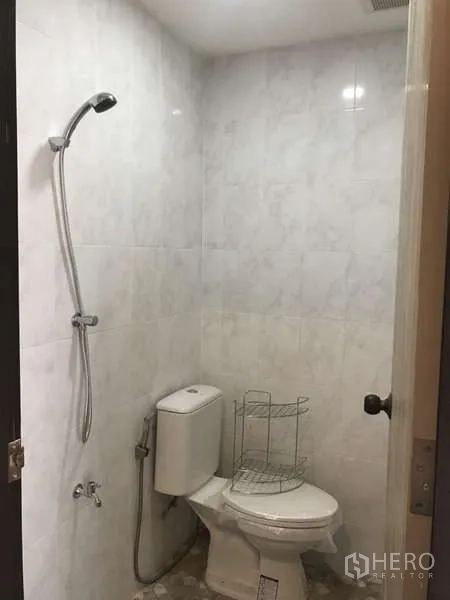 คอนโด ขายในWatthana, Bangkok - ห้องน้ำแขกขนาดกะทัดรัด พร้อมฝักบัวและโถสุขภัณฑ์