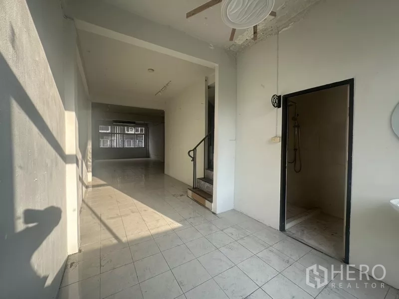 อาคารพาณิชย์ ให้เช่าในKhlong Toei, Bangkok - โถงชั้นล่างมีทางเข้าห้องอาบน้ำและบันไดภายใน.