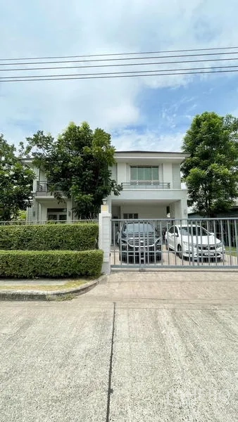 บ้าน ขายในLat Krabang, Bangkok - บ้านเดี่ยวสองชั้นสมัยใหม่ รั้วบานเลื่อน พร้อมที่จอดรถ 2 คัน ในย่านลาดกระบัง