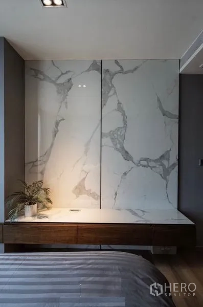 公寓 出租在Khlong Toei, Bangkok - 卧室大理石墙面与悬浮台面细节。