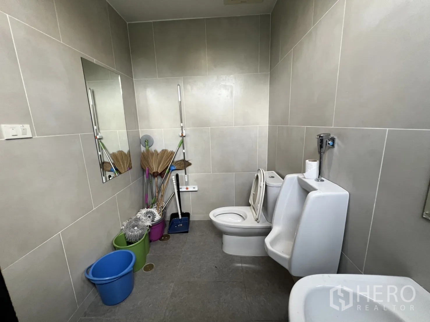 คลังสินค้า ขายในLat Krabang, Bangkok - ห้องน้ำปูกระเบื้องสะอาด มีโถสุขภัณฑ์ โถปัสสาวะ และอ่างล้างมือ.