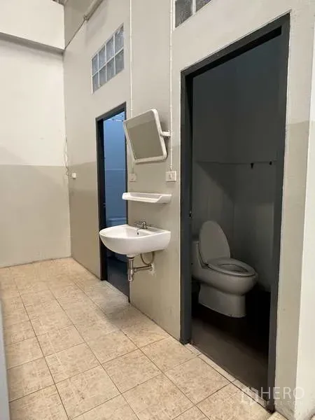 工厂 出租在Samut Prakan - 员工卫生间，独立马桶间与壁挂式洗手盆。