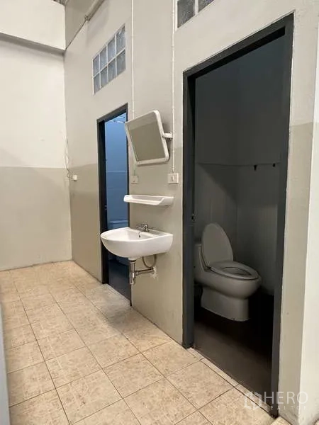 工厂 出租在Samut Prakan - 员工卫生间，独立马桶间与壁挂式洗手盆。