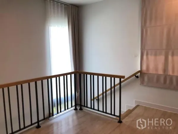 บ้าน ขายในBang Sao Thong, Samut Prakan - โถงบันไดสว่าง พร้อมราวเหล็กสีดำและผ้าม่านโปร่งเต็มบาน