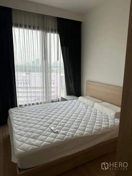 คอนโด ให้เช่าในChatuchak, Bangkok - ห้องนอนที่สองพร้อมหน้าต่างรอบด้านและที่นอนลายควิลท์