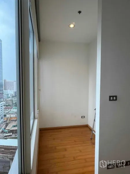 公寓 出租在Ratchathewi, Bangkok - 小窗边角落，适合作书房或阅读，眺望天际线。