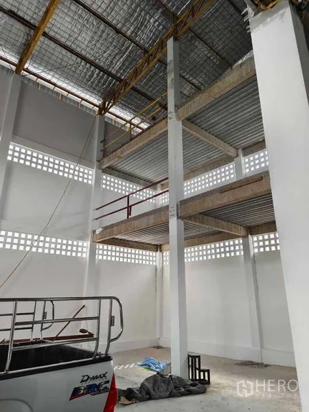 คลังสินค้า ให้เช่าในPhra Khanong, Bangkok - ชั้นลอยหลายระดับและเสารับน้ำหนักสูง โชว์พื้นที่เก็บของแนวตั้งกว้างขวาง