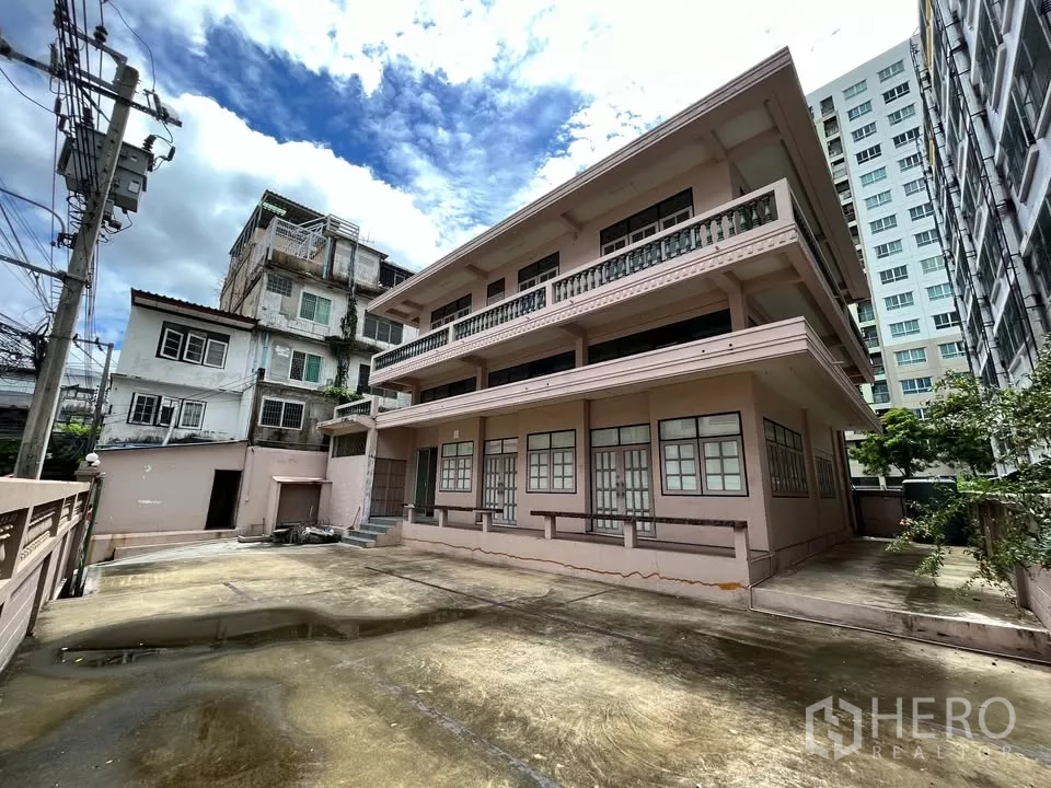 独立式住宅 出租在Suan Luang, Bangkok - 曼谷素安隆三层独栋别墅，带宽阔混凝土庭院