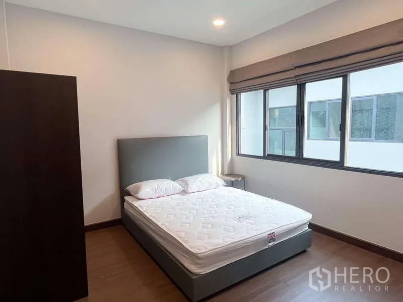 Detached House for rent or sale in Bang Phli, Samut Prakan - Additional bedroom with wide window and minimalist furnishings.