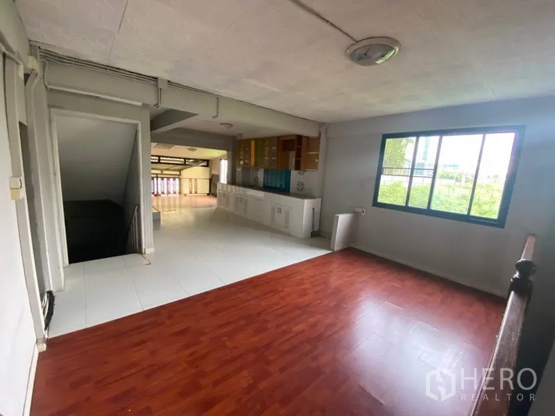 Retail Space for rent in Khlong San, Bangkok - Bright room with mixed wood and tile floors, window views and pantry along the wall.