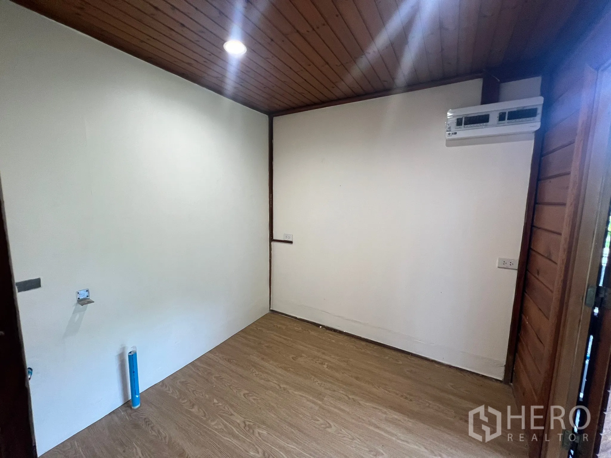 สำนักงานที่บ้าน ให้เช่าในSuan Luang, Bangkok - ห้องทำงานขนาดกะทัดรัด ผนังขาว เพดานไม้ และเครื่องปรับอากาศ