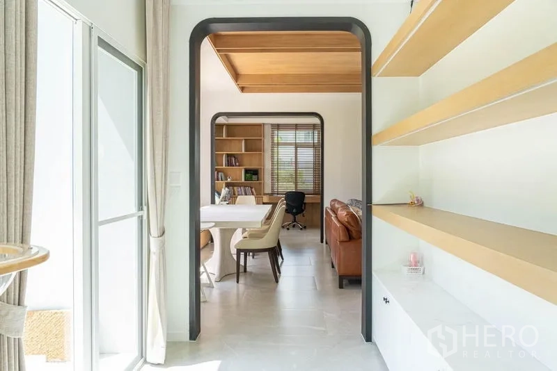 บ้าน ขายในPrawet, Bangkok - มุมมองโถงทางเดินผ่านซุ้มโค้งสู่พื้นที่รับประทานอาหารและห้องทำงาน
