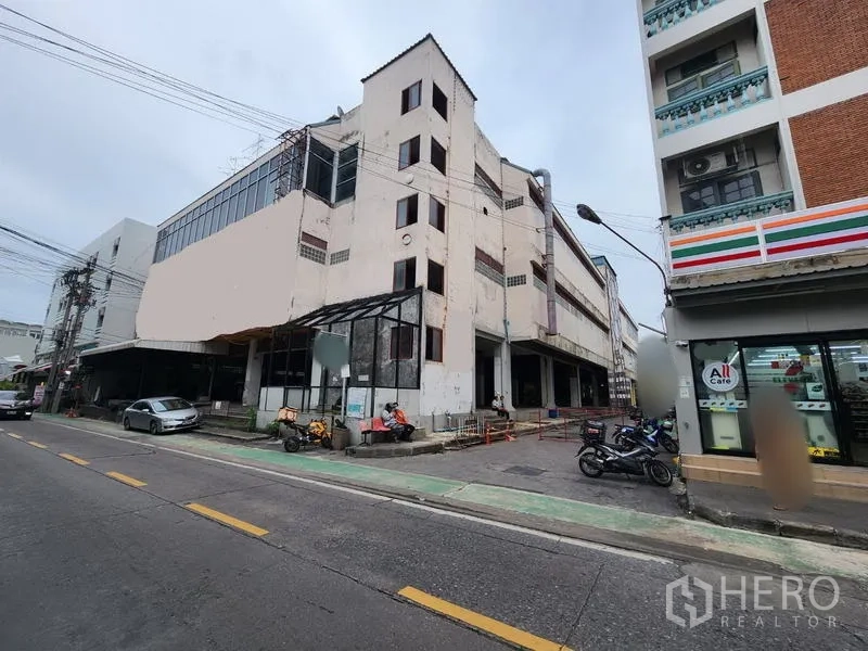 零售空间 出租在Bang Phlat, Bangkok - 街景视角的多层零售楼，超宽临街面，毗邻社区商铺。