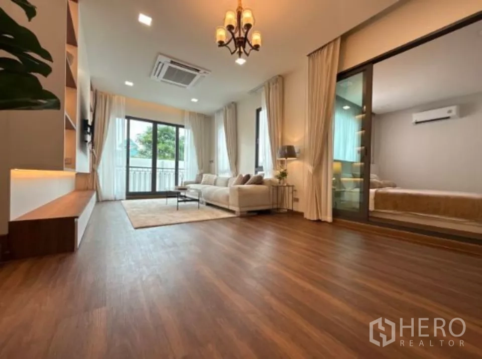 บ้าน ให้เช่าในSattahip, Chon Buri - ห้องนั่งเล่นชั้นบนเชื่อมระเบียง และผนังกระจกติดกับห้องนอน