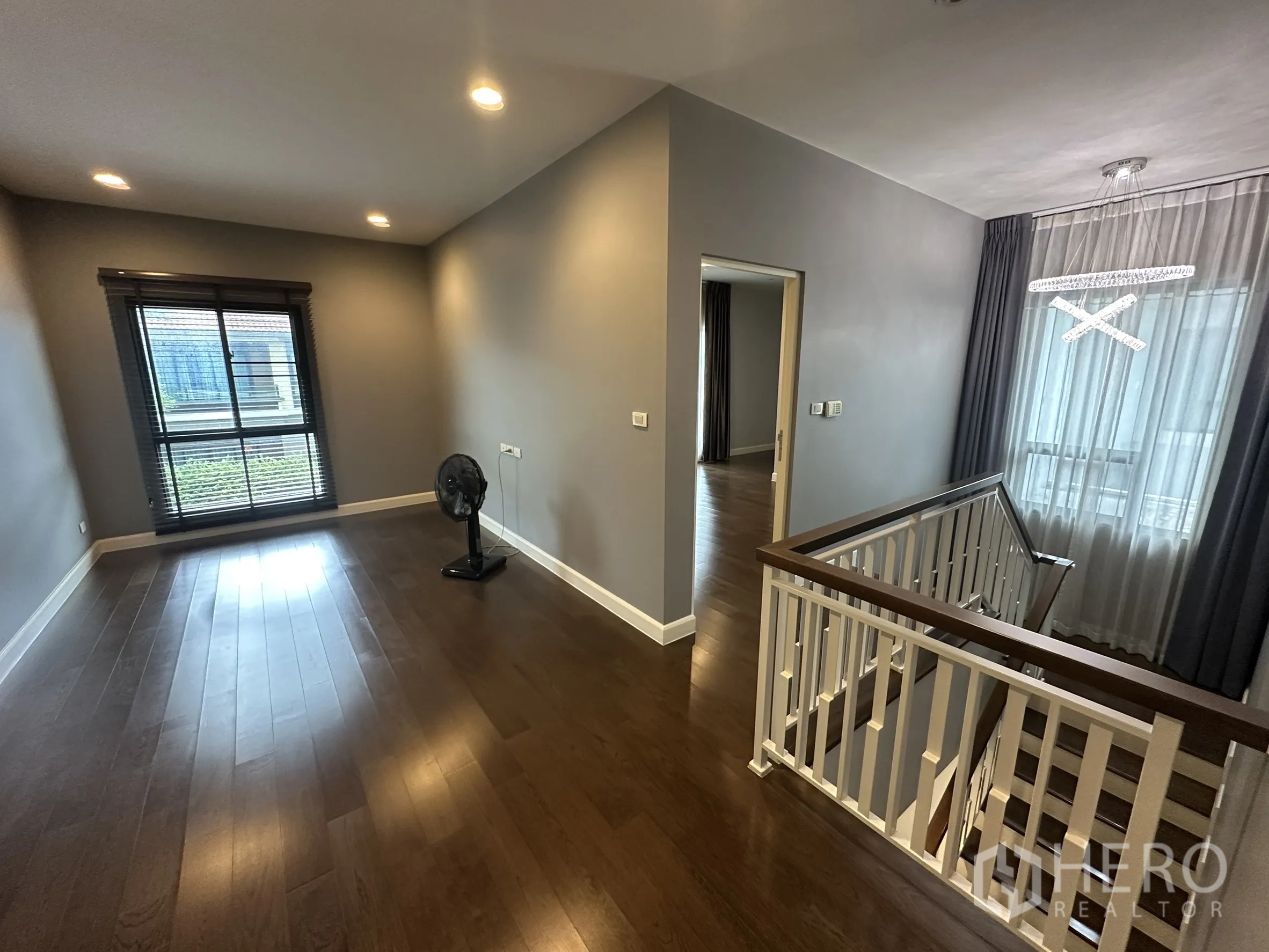 บ้าน ให้เช่าในLam Luk Ka, Pathum Thani - โถงชั้นบน พื้นไม้ หน้าต่างบานใหญ่ และราวบันไดสีขาว